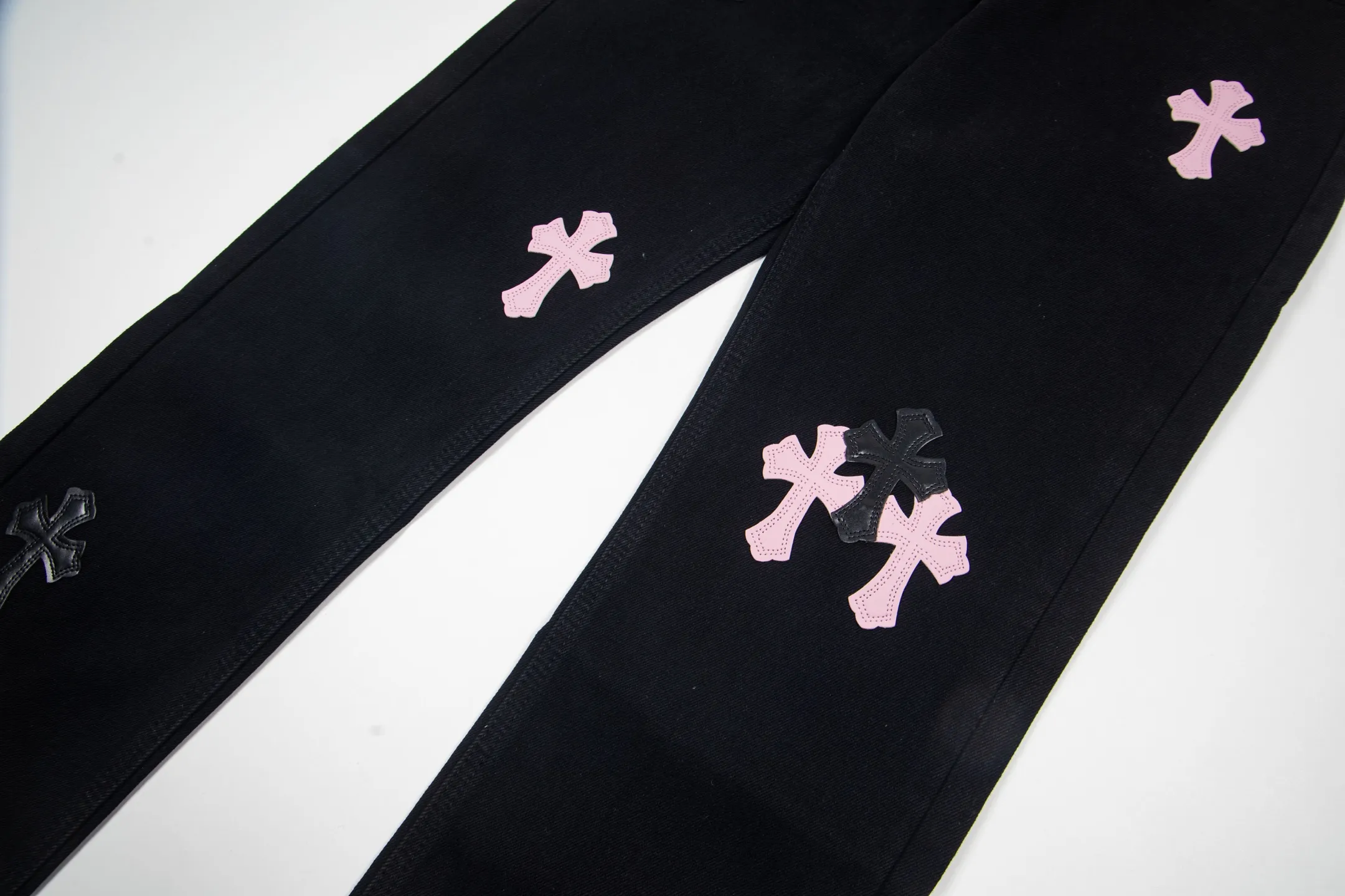 P260 Chrome Hearts Black Pants Sanskrit Black Pink Multi-Leather Jeans CH jeans need to be washed after the finished product is disassembled and then hand-stitched with sheepskin cross leather and then spliced ​​together to complete. The whole piece has too many craftsmanship to explain, patchwork cross flower embellishment, high-waisted washed jeans! ! Absolutely high-end luxury products, god-level single products and super popular products, made with top heavy industry, a must-see magic weapon. Customized hardware. The fabric is thick and soft after washing. It has good breathability. Customized small leather label. Unique design. The details are simple and elegant, and the workmanship is exquisite. The entire trousers are neatly routed and the details are in place! It’s so cool that both men and women can easily control the genderless trend! Style number: 1871# Color: black Size: 28 30 32 34